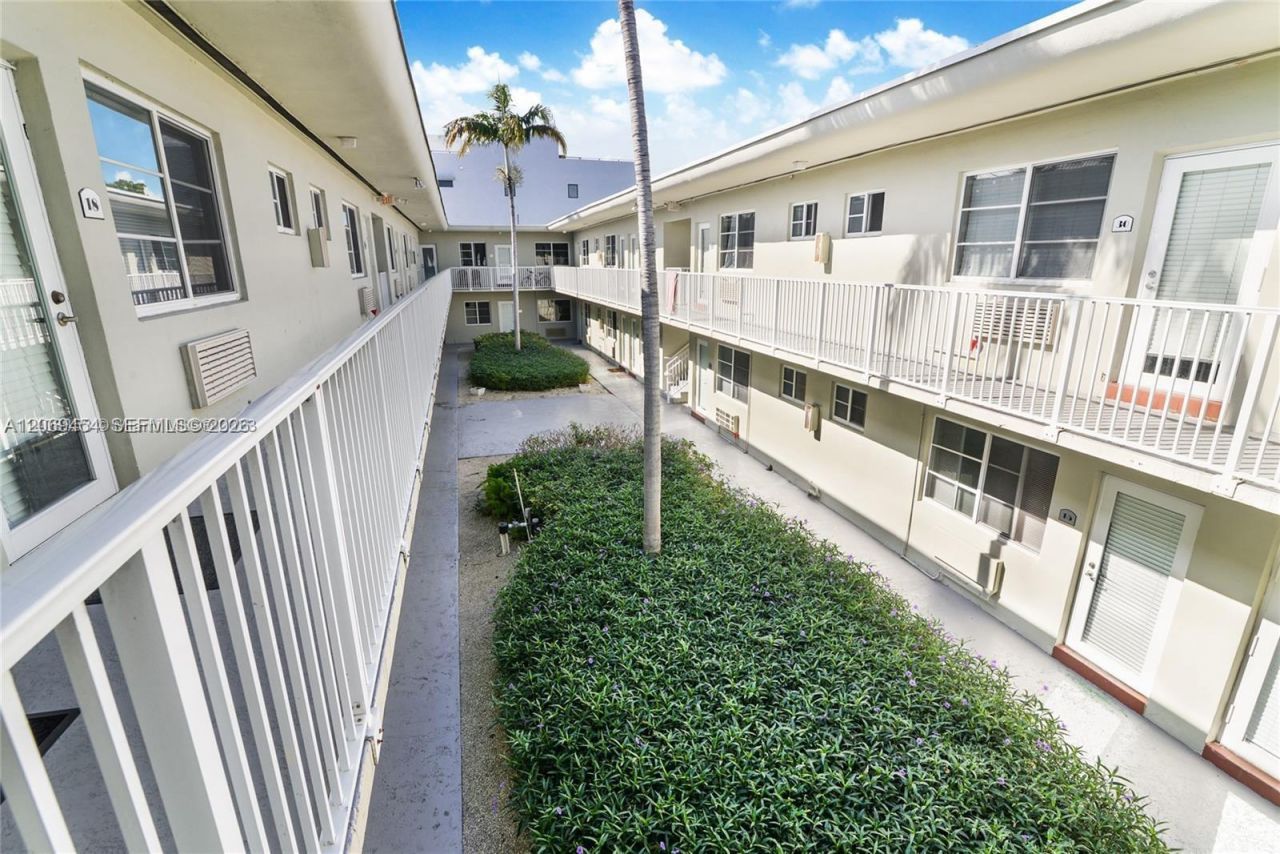 6930 Rue Versailles , Unit 18, Miami Beach, FL 33141 Photo