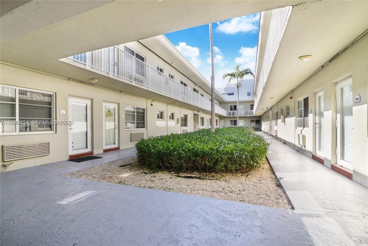 6930 Rue Versailles , Unit 18, Miami Beach, FL 33141 Photo