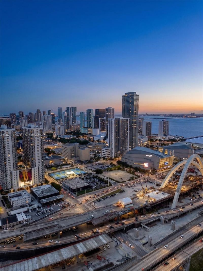 20 NE 11 St, Unit 2407, Miami, FL 33132 Photo