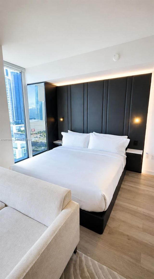 20 NE 11 St, Unit 2407, Miami, FL 33132 Photo