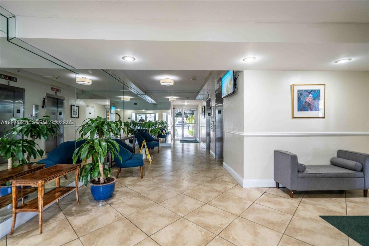 2350 NE 135th St , Unit 403, North Miami, FL 33181 Photo