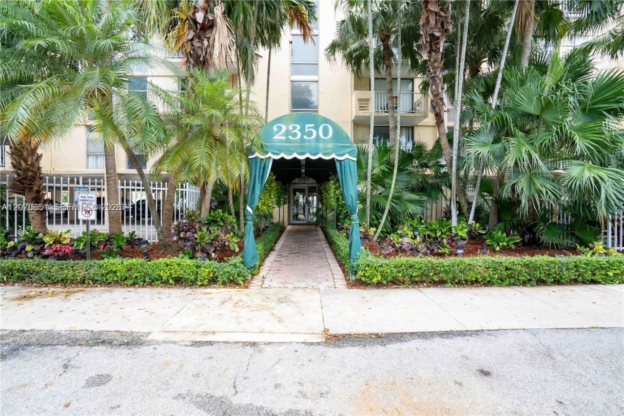 2350 NE 135th St , Unit 403, North Miami, FL 33181 Photo