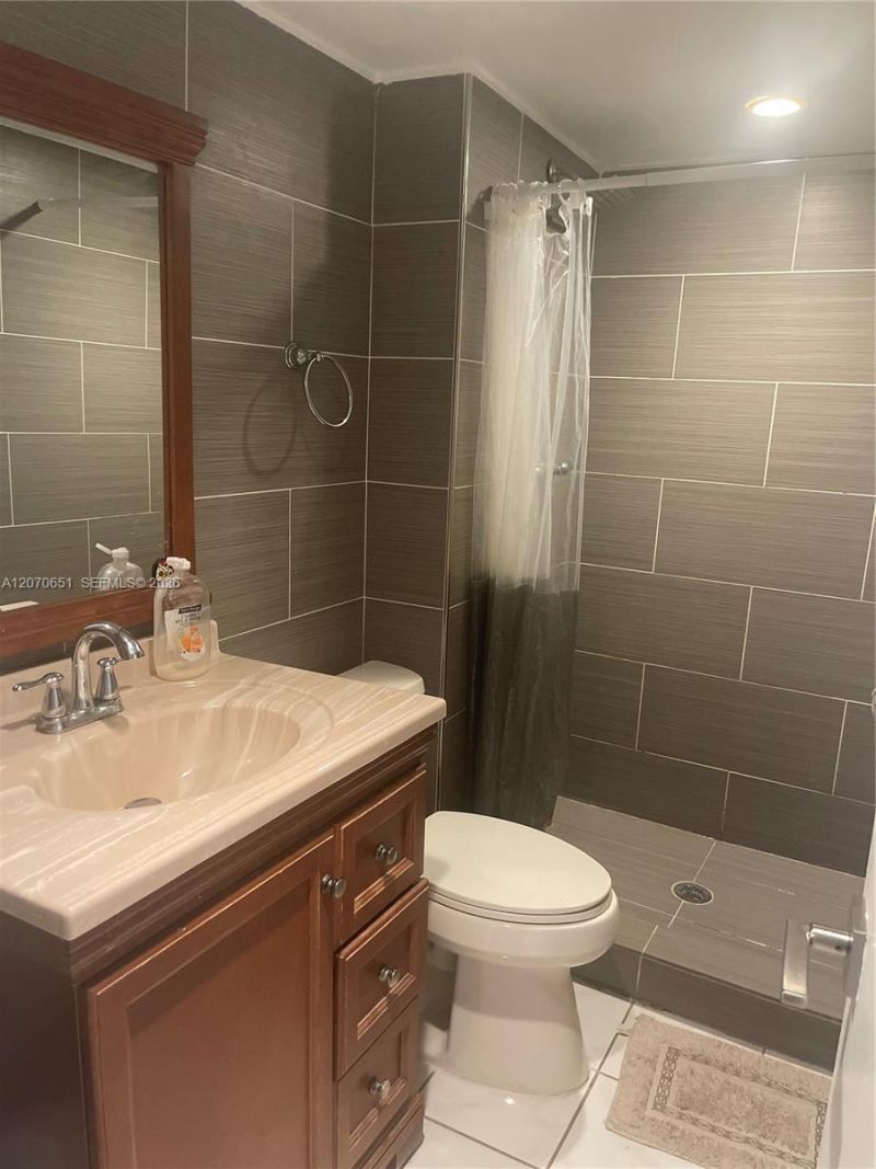2350 NE 135th St , Unit 403, North Miami, FL 33181 Photo