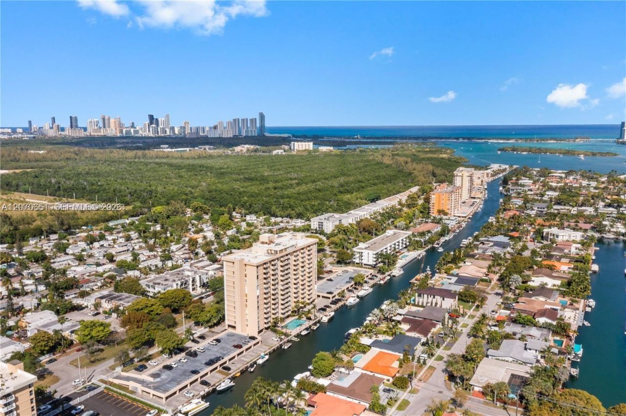 2350 NE 135th St , Unit 403, North Miami, FL 33181 Photo
