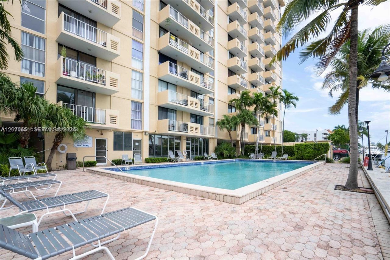 2350 NE 135th St , Unit 403, North Miami, FL 33181 Photo
