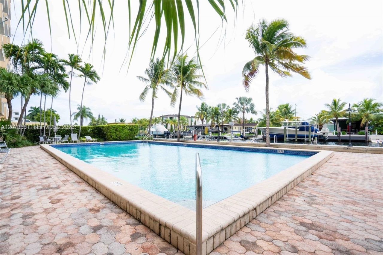 2350 NE 135th St , Unit 403, North Miami, FL 33181 Photo