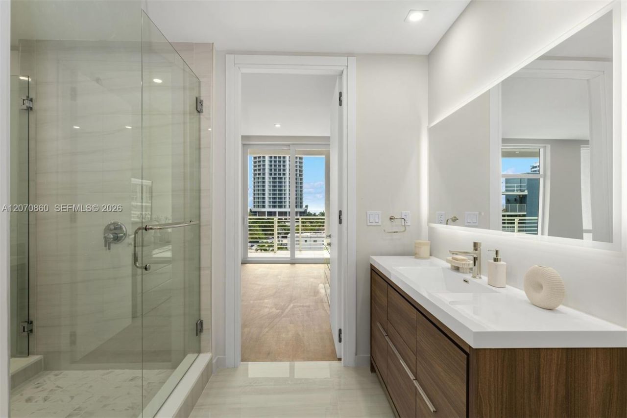 527 Orton Ave , Unit 903, Fort Lauderdale, FL 33304 Photo