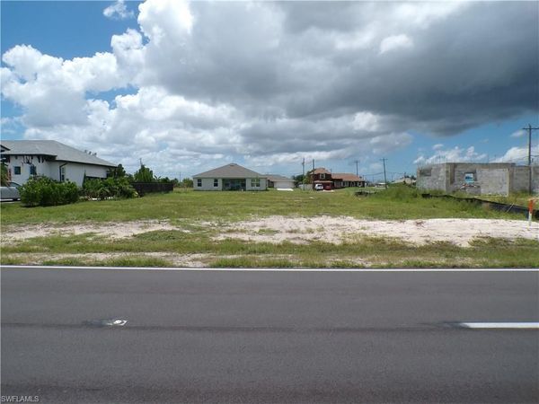 420 Diplomat PKWY E, CAPE CORAL, FL 33909