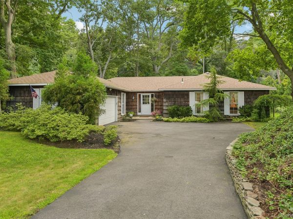 14 Mont Avenue , Dix Hills, NY 11746
