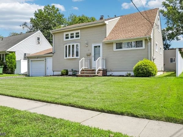 10 Independence Dr, Roselle, NJ 07203