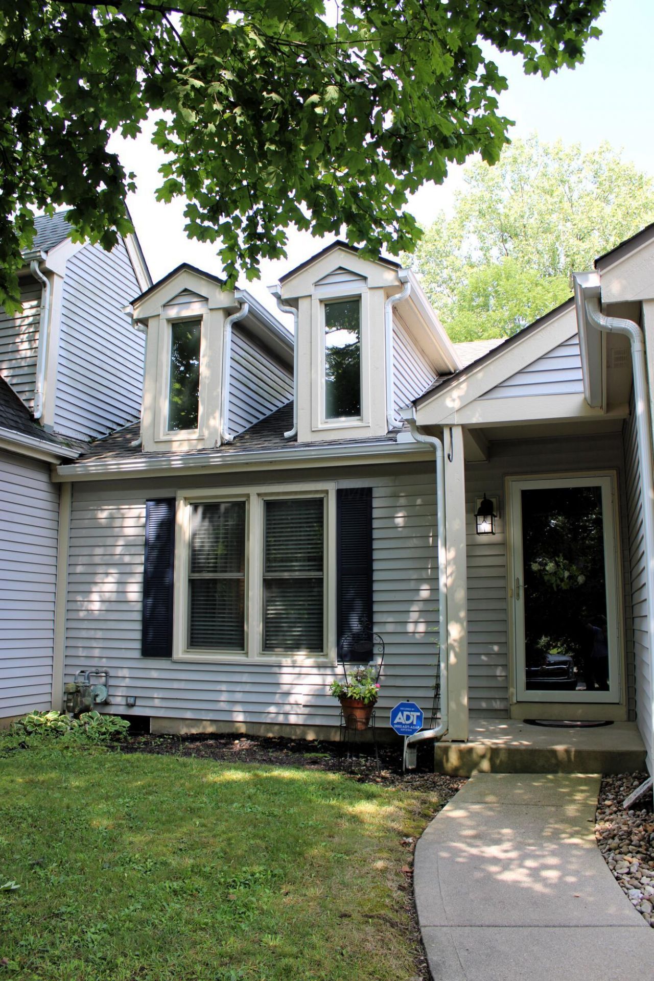 1058 Chatham Lane W, Delaware, OH 43015 Main Photo