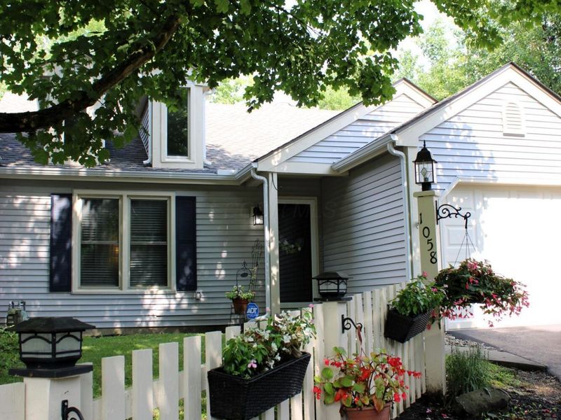 1058 Chatham Lane W, Delaware, OH 43015 Photo 2