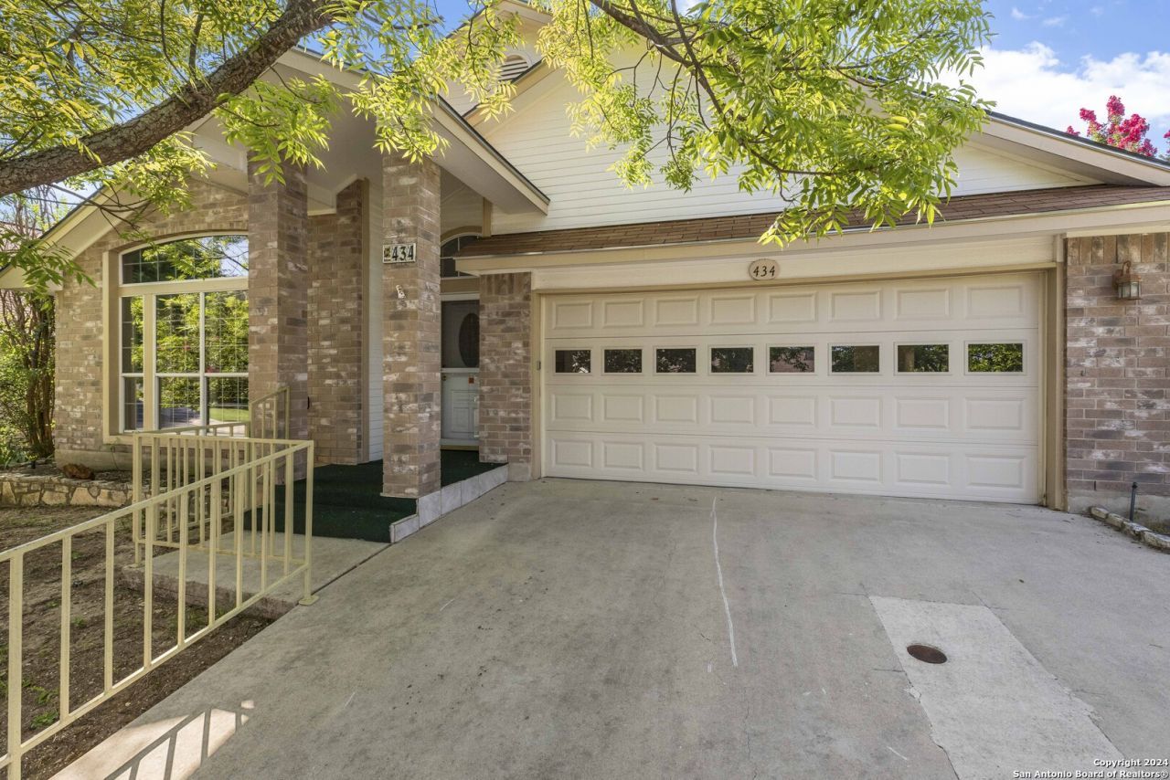 434 Vicksburg Ave, Kerrville, TX 78028 Main Photo