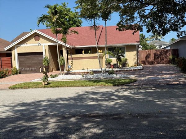 1051 SW 99th Ave , Pembroke Pines, FL 33025