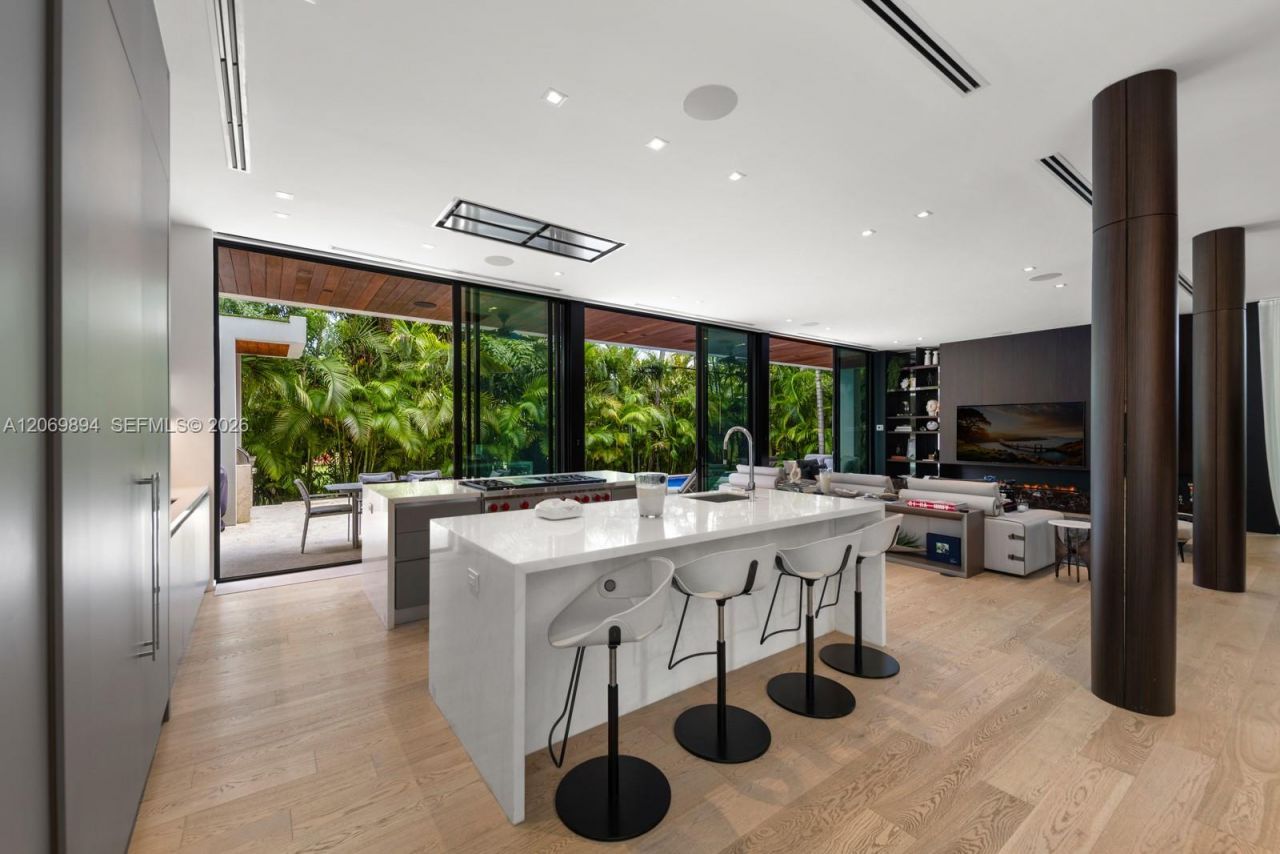 6015 N Bay Rd , Miami Beach, FL 33140 Photo