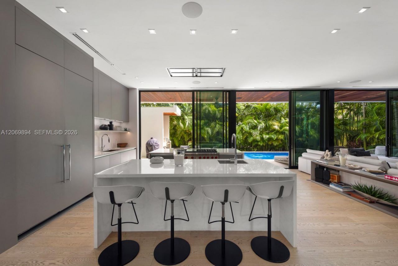 6015 N Bay Rd , Miami Beach, FL 33140 Photo