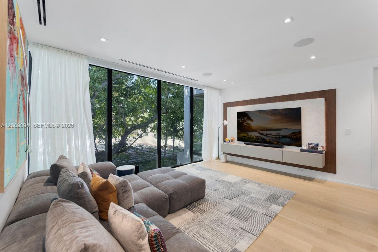 6015 N Bay Rd , Miami Beach, FL 33140 Photo
