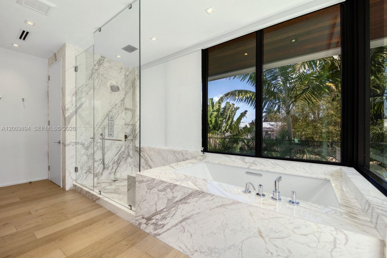6015 N Bay Rd , Miami Beach, FL 33140 Photo
