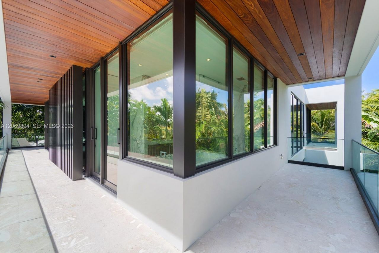 6015 N Bay Rd , Miami Beach, FL 33140 Photo