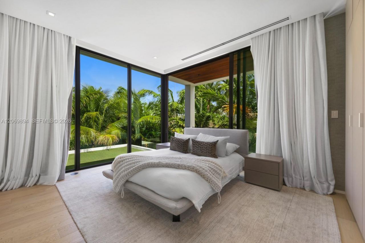 6015 N Bay Rd , Miami Beach, FL 33140 Photo