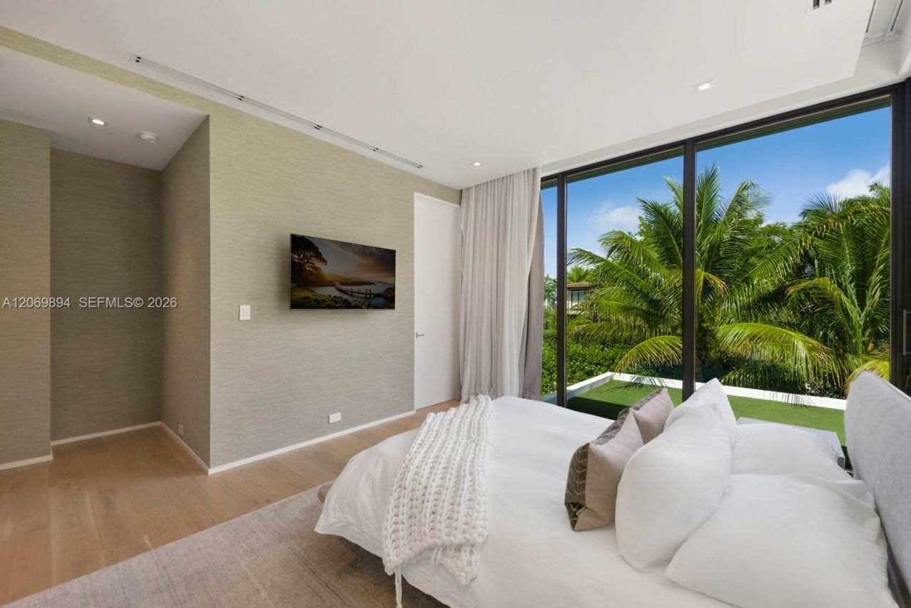 6015 N Bay Rd , Miami Beach, FL 33140 Photo