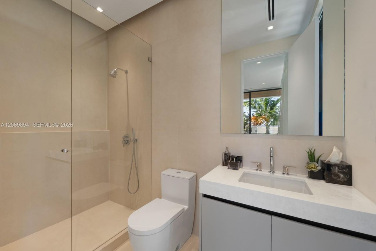 6015 N Bay Rd , Miami Beach, FL 33140 Photo