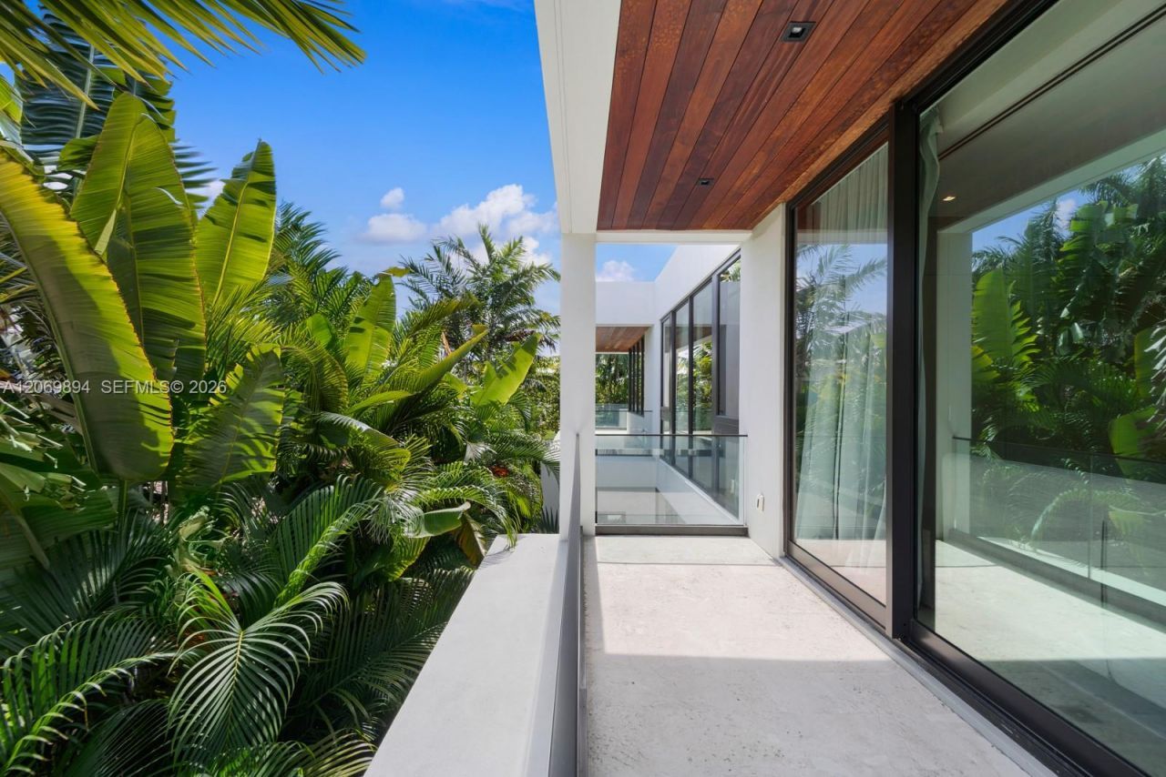 6015 N Bay Rd , Miami Beach, FL 33140 Photo