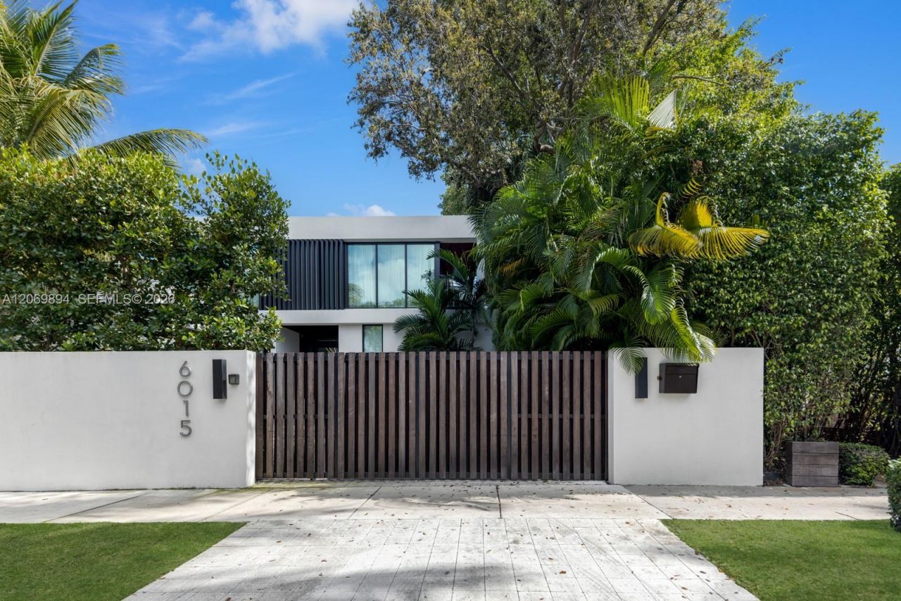 6015 N Bay Rd , Miami Beach, FL 33140 Photo