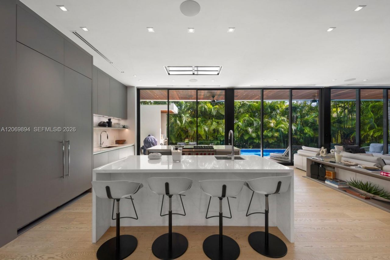 6015 N Bay Rd , Miami Beach, FL 33140 Photo