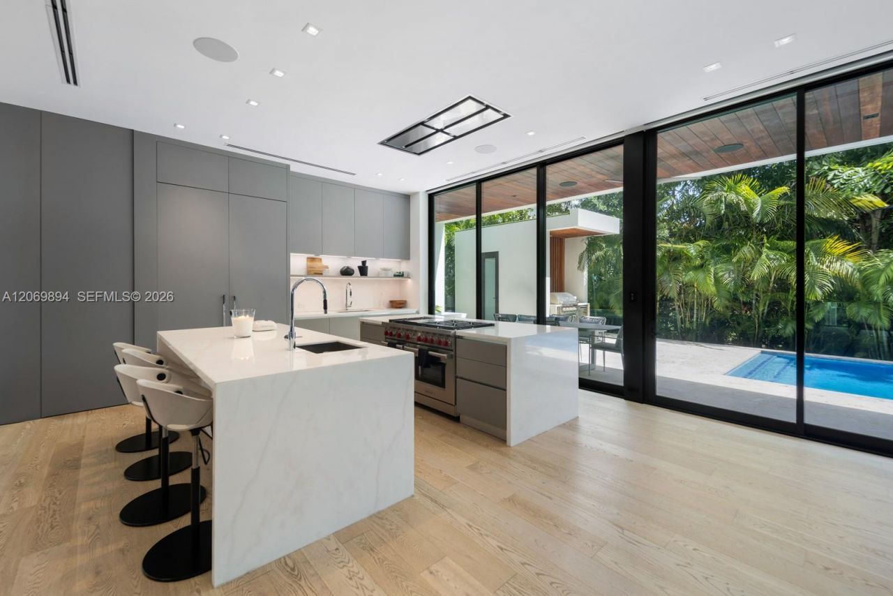 6015 N Bay Rd , Miami Beach, FL 33140 Photo