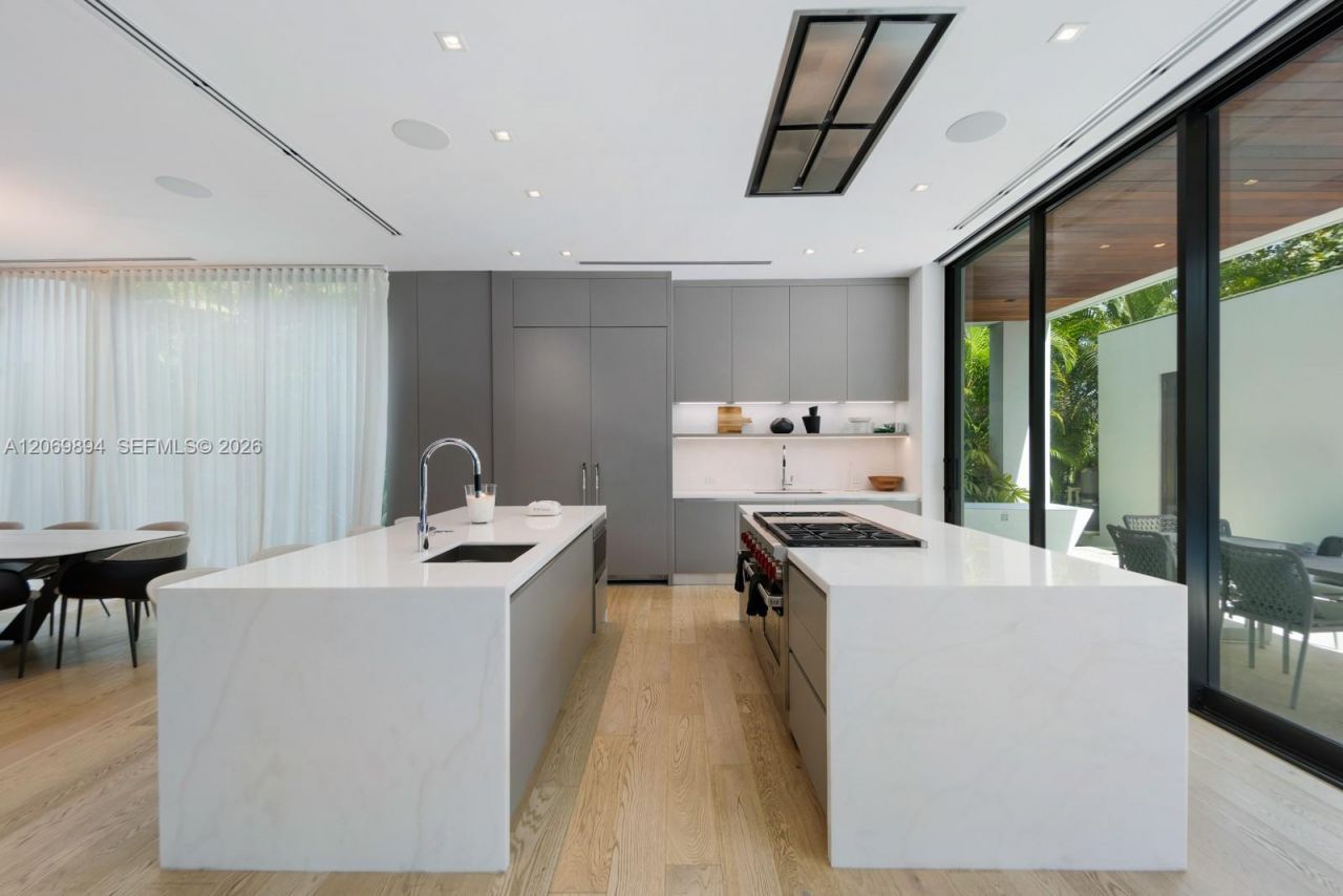 6015 N Bay Rd , Miami Beach, FL 33140 Photo