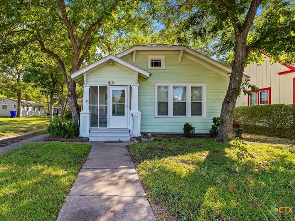 210 Pecan Street , Yoakum, TX 77995
