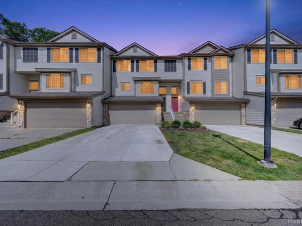 217 Oak Ridge Drive, Pontiac, Mi 48341