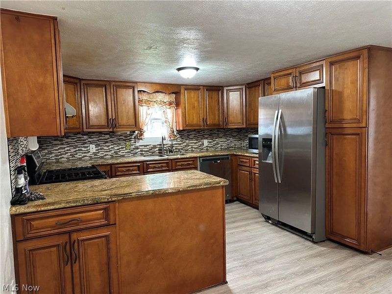 825 Lakewood Beach Drive, Sheffield Lake, OH 44054 Photo 5