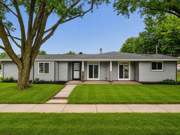 127 S Monroe St , Lisbon, IA 52253