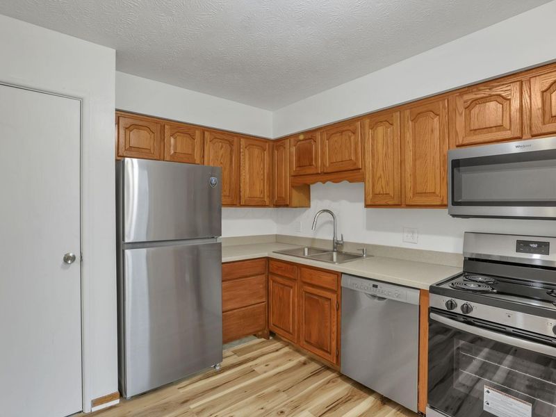 5866 Hallridge Circle , Columbus, OH 43232 Photo 15