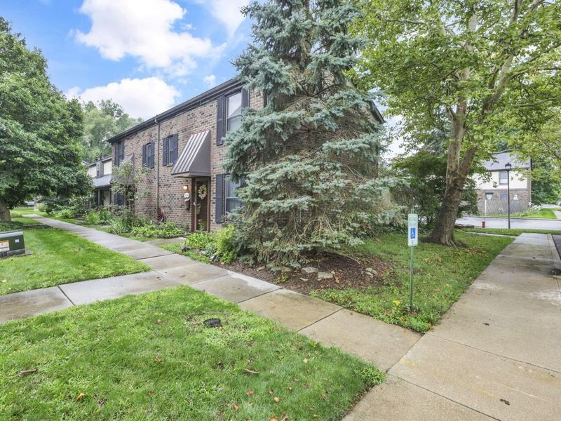 5866 Hallridge Circle , Columbus, OH 43232 Photo 3
