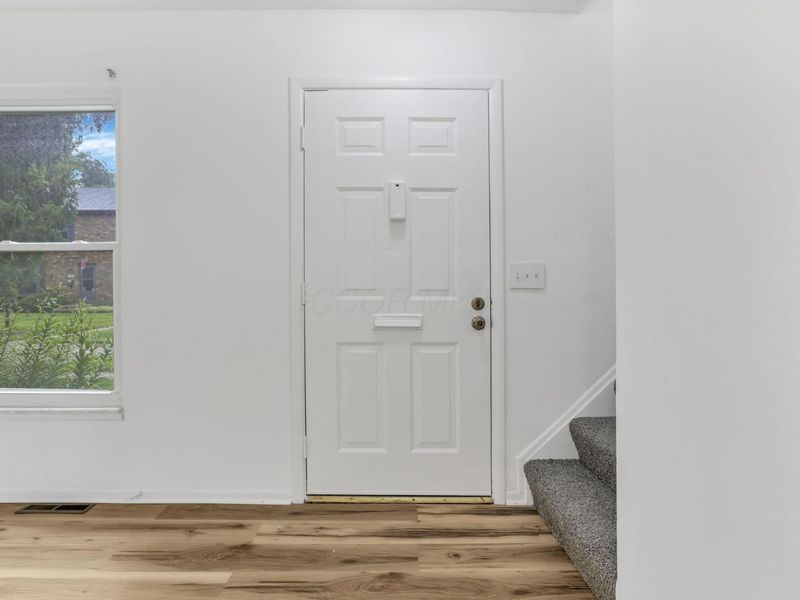 5866 Hallridge Circle , Columbus, OH 43232 Photo 8