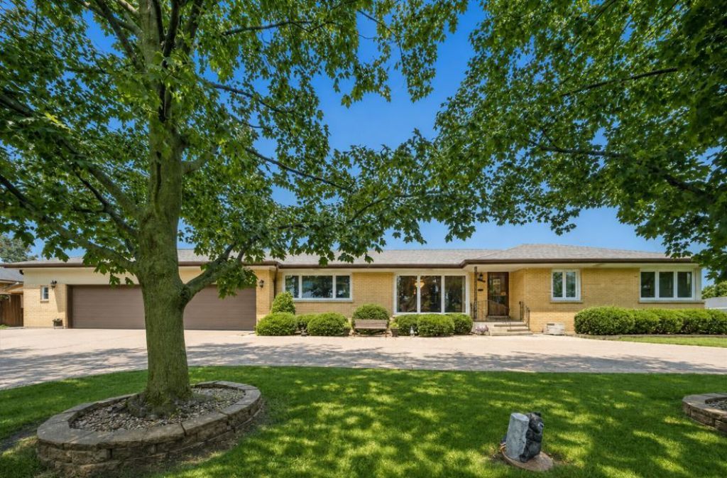 8231 W Berwyn Avenue, Chicago, IL 60656 Main Photo