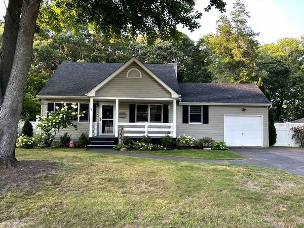 9 Runyon Street , Bay Shore, NY 11706