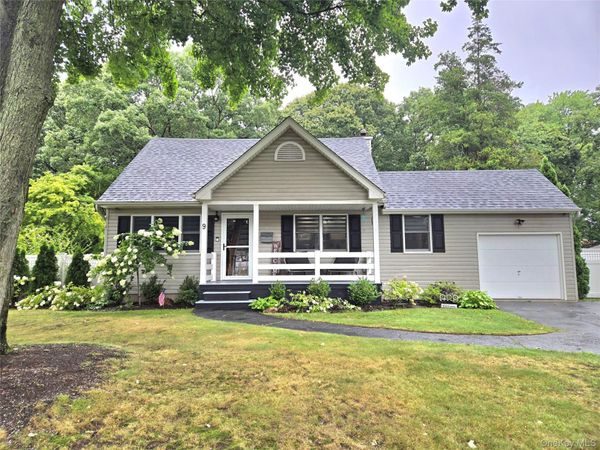 9 Runyon Street , Bay Shore, NY 11706