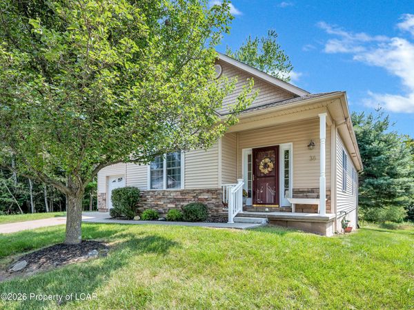 36 Greenbriar Drive, Dallas, PA 18612
