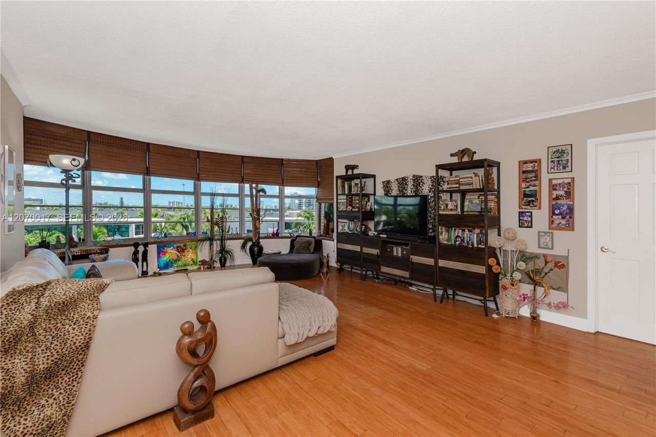 3051 NE 48th St , Unit 406, Fort Lauderdale, FL 33308 Photo
