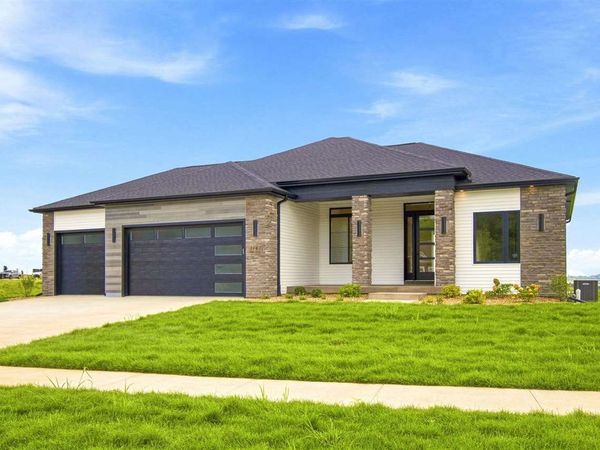3040 Ridgeview Cir, Coralville, IA 52241