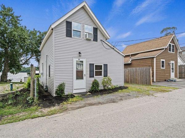 35 Ocean Ave, Halifax, MA 02341
