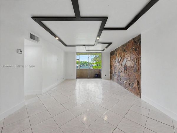 8411 NW 8th St , Unit 102, Miami, FL 33126