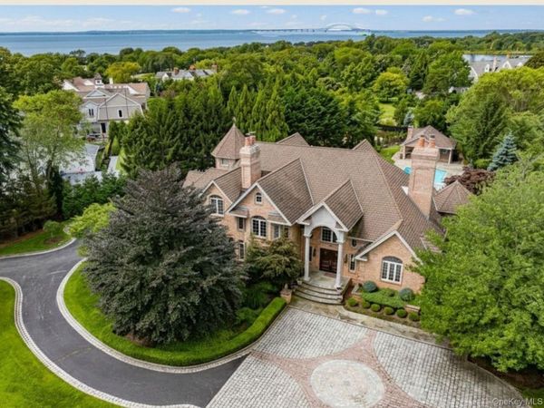 26 The Helm , East Islip, NY 11730