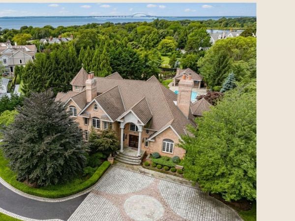 26 The Helm , East Islip, NY 11730