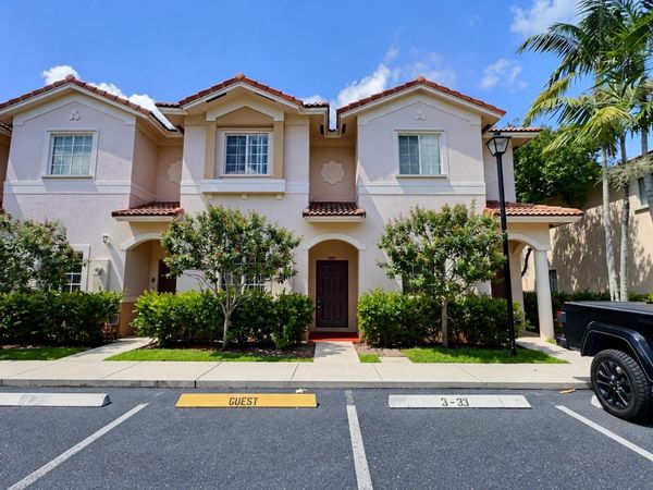 8833 S ISLES Circle, Unit 8833, Tamarac, FL 33321