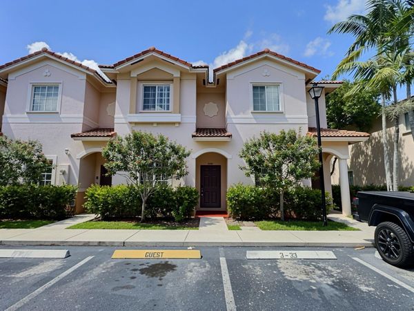 8833 S ISLES Circle, Unit 8833, Tamarac, FL 33321